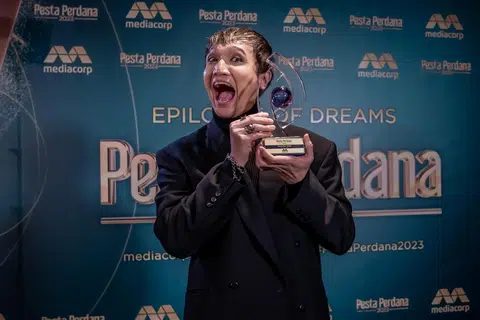 BUKTIKAN KEPADA RAMAI: Semangat pantang dicabar Fauzie Laily membawanya kepada tangga jaya menggenggam piala Anugerah Pengacara Terbaik (Informasi) pada Pesta Perdana.