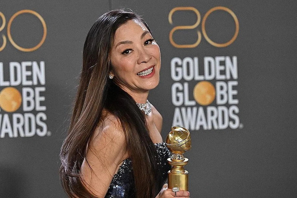 PELAKON TERBAIK: Pelakon asal Malaysia, Michelle Yeoh memenangi Golden Globe untuk pelakon terbaik dalam filem muzikal atau komedi untuk 'Everything Everywhere All At Once'. - Foto AFP 