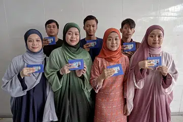 Tujuh beradik yang terdiri daripada (dari kiri) Cik Nur Hakikah, Encik Ahmad Shamil Ismail, Cik Nur Shakila, Encik Muhammad Zakaria, Cik Nur Hakimah, Encik Muhamamad Fazril dan Cik Nur Laila, akhirnya lega dan bersyukur kerana memiliki kad pengenalan bagi melancarkan urusan seharian.