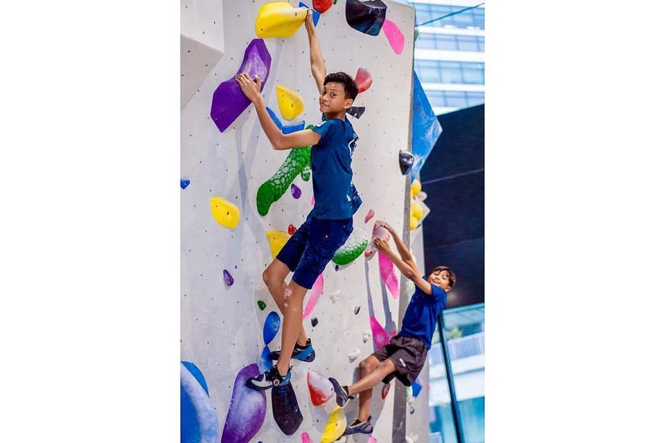 KEHIDUPAN LEBIH TERARAH: Jika dahulu mereka lebih banyak 'lepak' di kolong blok, kini Muhd Arash (kiri) dan Muhammad Hafizhan (kanan) mendapat bimbingan menjalani kehidupan yang lebih bermakna seperti aktif dalam sukan memanjat tembok. - Foto BH oleh NUR DIYANA TAHA