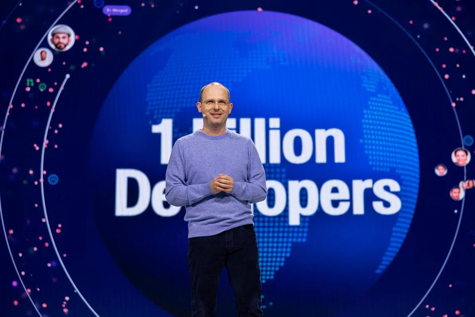 Ketua Pegawai Eksekutif GitHub, Encik Thomas Dohmke, memperkenalkan peranti dan ciri  kecerdasan buatan (AI) baru semasa persidangan GitHub Universe di San Francisco, pada 29 Oktober.