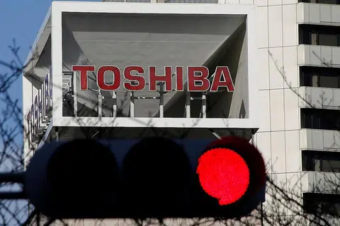 HALA TUJU JADI TANDA TANYA: Toshiba perlu mencari jalan bagi menangani masalah kewangannya. - Foto REUTERS