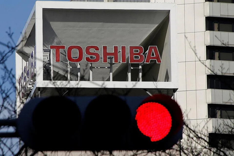 HALA TUJU JADI TANDA TANYA: Toshiba perlu mencari jalan bagi menangani masalah kewangannya. - Foto REUTERS