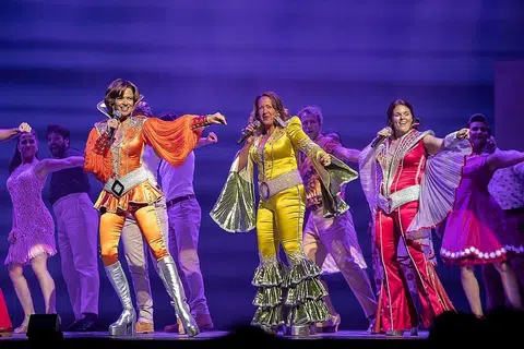 SUARA DAN TENAGA LUAR BIASA: Tiga pelakon muzikal Mamma Mia!, (dari kiri) Helen Anker, Shona White dan Nicky Swift, mewujudkan suasana dinamis yang diperlukan bagi pementasan yang bersandarkan lagu-lagu malar segar Abba. - Foto SEBASTIEN TEISSIER/ MAMMA MIA! INTERNATIONAL TOUR