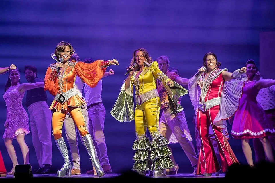 SUARA DAN TENAGA LUAR BIASA: Tiga pelakon muzikal Mamma Mia!, (dari kiri) Helen Anker, Shona White dan Nicky Swift, mewujudkan suasana dinamis yang diperlukan bagi pementasan yang bersandarkan lagu-lagu malar segar Abba. - Foto SEBASTIEN TEISSIER/ MAMMA MIA! INTERNATIONAL TOUR
