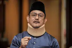 RIEZMAN KHUZAIMI: Mengalami masalah cakera teranjak (slipped disc) yang dipercayai berpunca daripada terlalu banyak menunduk untuk menatap telefon bimbit. 