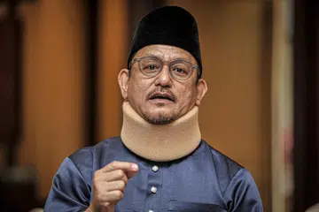 RIEZMAN KHUZAIMI: Mengalami masalah cakera teranjak (slipped disc) yang dipercayai berpunca daripada terlalu banyak menunduk untuk menatap telefon bimbit. 