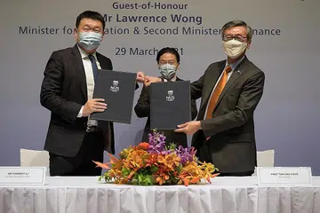 SUMBANGAN KORPORAT TERBESAR: (Dari kiri) Pengasas yang juga Ketua Pegawai Eksekutif Sea, Encik Forrest Li; Menteri Pendidikan Lawrence Wong; dan presiden NUS, Profesor Tan Eng Chye, dalam majlis menandatangani perjanjian derma oleh Sea kepada universiti itu semalam. - Foto BH oleh NG SOR LUAN
