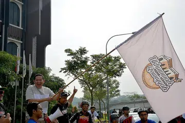 PERANGI DADAH: Sebagai sebahagian daripada kempen 'Dadah itu Haram', Masjid Yusof Ishak bersama Flowriders menganjurkan sesi berbasikal, 'Cycling Away from Drugs', bagi belia Melayu/Islam bersama keluarga mereka pada September lalu. Setiausaha Parlimen Kanan (Ehwal Dalam Negeri merangkap Kesihatan), Encik Amrin Amin (kiri), mengibarkan bendera bagi memulakan acara itu. - Foto MASJID YUSOF ISHAK