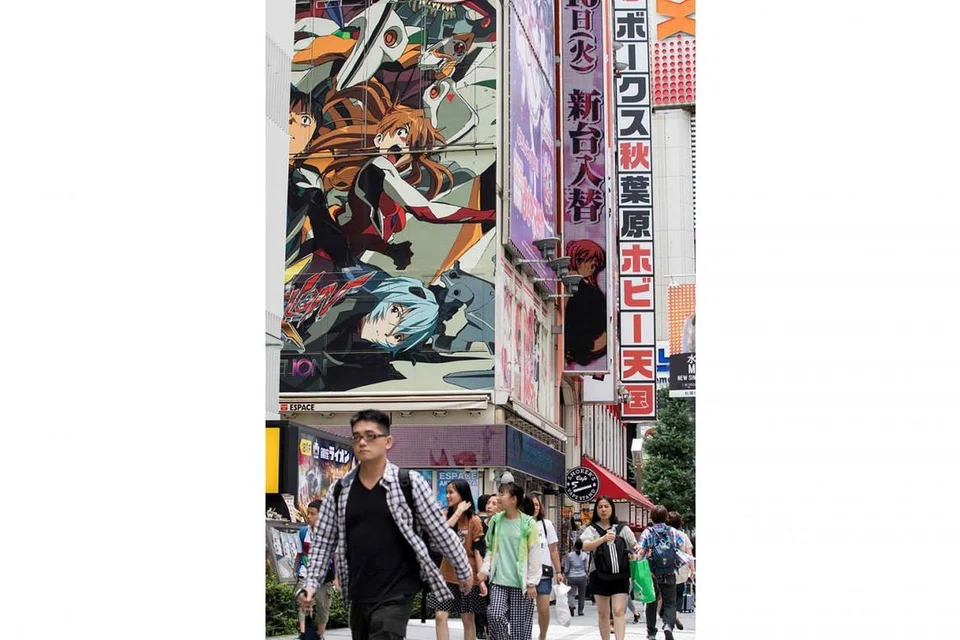 BANDAR PALING SELAMAT: Indeks Keselamatan Bandar Raya (SCI) terbitan Unit Risik Ekonomi (IEU) menyenaraikan Singapura di tangga kedua dengan Tokyo menduduki tangga teratas. Hongkong, yang dibelenggu bantahan sejak kebelakangan ini, pula merosot ke tangga ke-20. Namun menurut SCI, ini tidak ada kena-mengena dengan bantahan dan tunjuk perasaan yang sedang berlaku di wilayah itu kerana data yang digunakan itu dikumpul sebelum protes bermula. - Foto-foto AFP, fail