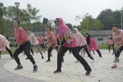 MAKMURKAN MASJID, SIHATKAN TUBUH: Menerusi program seperti Jaga Kesihatan, Jaga Ummah, masyarakat Melayu/Islam boleh libatkan diri dalam kegiatan-kegiatan sihat dalam sekitaran masjid. Foto ini diambil dalam sesi senaman Zumba di luar Masjid Ahmad Ibrahim. 