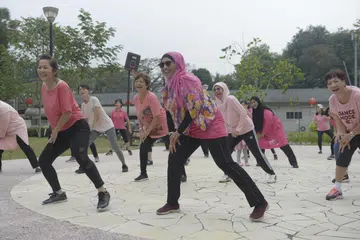 MAKMURKAN MASJID, SIHATKAN TUBUH: Menerusi program seperti Jaga Kesihatan, Jaga Ummah, masyarakat Melayu/Islam boleh libatkan diri dalam kegiatan-kegiatan sihat dalam sekitaran masjid. Foto ini diambil dalam sesi senaman Zumba di luar Masjid Ahmad Ibrahim. 