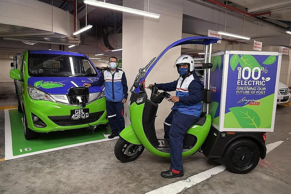 KENDERAAN LEBIH HIJAU: Singapore Post telah melancarkan projek perintis untuk menggunakan dua skuter dan dua van elektrik sebagai sebahagian usaha untuk mengurangkan pengeluaran gas rumah hijau. - Foto BH oleh NG SOR LUAN