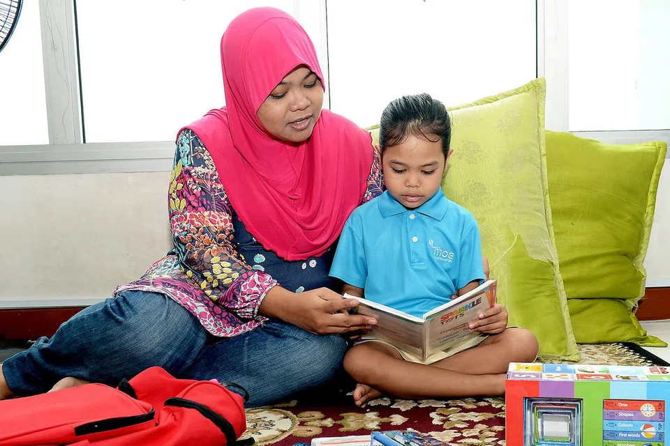 PRIHATIN PENDIDIKAN ANAK: Cik Suriyati Saidi gembira melihat anaknya Siti Hajar Rahmat menunjukkan perkembangan cukup memberangsangkan setelah mengikuti tadika selama setahun di bawah Tadika MOE di Sekolah Rendah Riverside. - Foto KHALID BABA