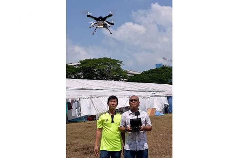 HOBI UNIK: Encik Uday Hassan (kanan) dan Encik Eddie Chan dengan dron yang boleh terbang setinggi 60 meter. - Foto M.O. SALLEH