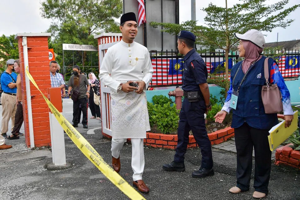 TUNAIKAN TANGGUNGJAWAB: Bakal pengantin, Encik Abdul Qayyim Roslan, 26 tahun, tetap mahu hadir untuk mengundi di Pusat Mengundi Sekolah Menengah Kebangsaan Seri Keramat, Selangor, pada Sabtu.
