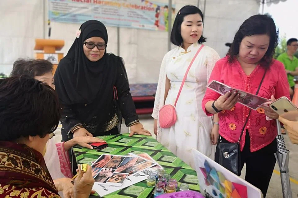 Memperkenal dan mengenali budaya satu sama lain memerlukan kita mengenali budaya kita sendiri. Inilah antara tujuan Masjid Ahmad Ibrahim mengadakan  ‘Karnival Kampung 2.0’, dengan tema ‘Perpaduan Dalam Kepelbagaian’ pada 19 dan 20 Julai ini.