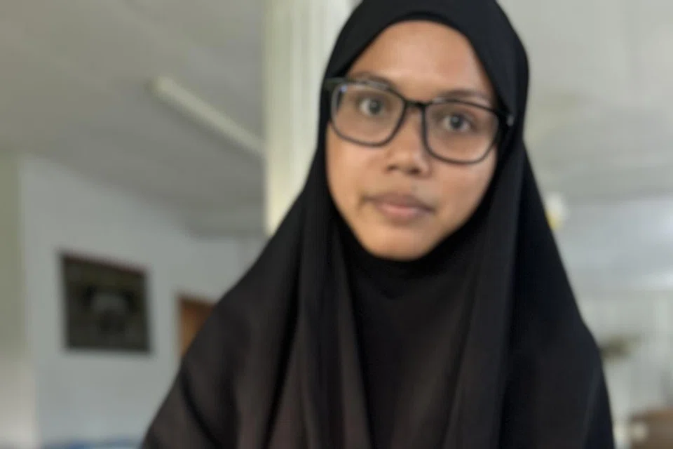 Penduduk tempatan memperlihatkan hasil kraftangan yang diperbuat daripada kulit kupang kepada pelawat antarabangsa sebagai usaha menjana pendapatan dan memelihara warisan kampung.