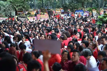 BERI SOKONGAN: Penyokong Basuki Tjahaja Purnama atau lebih dikenali sebagai Ahok, berkumpul di Jakarta untuk menunjukkan keprihatinan mereka ke atasnya selepas dijatuhi hukuman penjara dua tahun oleh mahkamah Indonesia. - Foto AFP