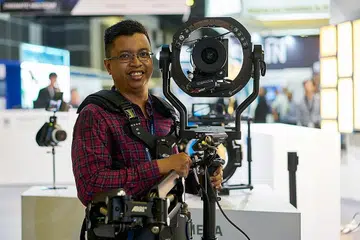 TERUK TERJEJAS: Jurugambar Encik Amirul Azam Amin Noordin kini cuba bertahan dengan memanfaatkan simpanan sendiri dan meminta klien segera melunaskan bayaran tertunggak. - Foto BLISSFUL STUDIOS