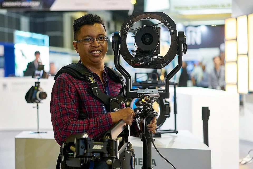 TERUK TERJEJAS: Jurugambar Encik Amirul Azam Amin Noordin kini cuba bertahan dengan memanfaatkan simpanan sendiri dan meminta klien segera melunaskan bayaran tertunggak. - Foto BLISSFUL STUDIOS