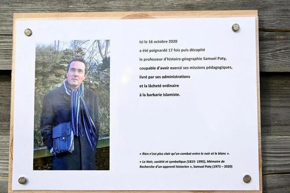 TUNJUKKAN KARIKATUR NABI: Encik Samuel Paty menunjukkan karikatur Nabi Muhammad saw kepada pelajarnya dalam kelas mengenai kebebasan bersuara. 