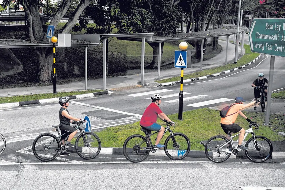 JAGA KESELAMATAN: Penunggang basikal hanya boleh berbasikal dalam kumpulan hingga 10 penunggang dalam dua barisan, dengan lima penunggang dalam satu barisan di jalan raya. - Foto fail