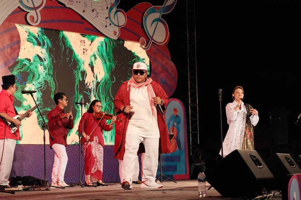Paduan suara Atrez (dua dari kanan) bersama Endang Rahayu (kanan) memeriahkan acara Pesta Keroncong Solo 2024.