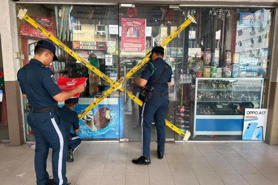 SENTIASA PANTAU: Kakitangan Dewan Bandaraya Kuala Lumpur (DBKL) menyita sebuah kedai runcit yang dikendalikan warga asing kerana beroperasi tanpa lesen dan permit sah di Kuala Lumpur. 