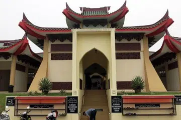 SENI BINA KUIL CINA: Rupa Masjid Beijing persis kuil Cina, tetapi berfungsi sebagai masjid. - Foto HAIRIANTO DIMAN 