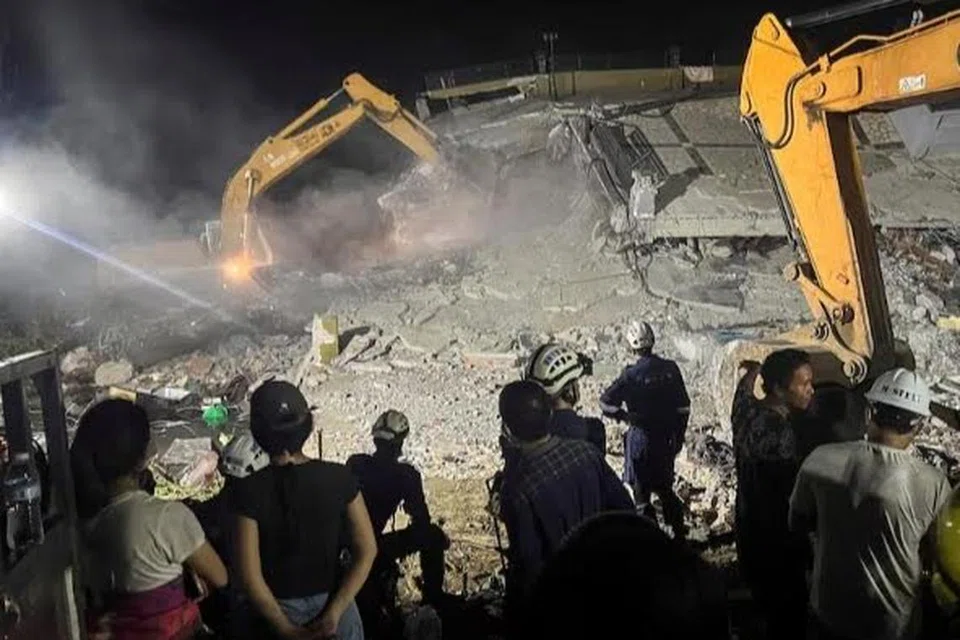Para pekerja penyelamat yang dibantu jentera berat giat menjalankan usaha mencari mangsa yang mungkin terperangkap dalam kejadian bangunan runtuh menyusuli gempa bumi yang melanda Myanmar pada 28 Mac.
