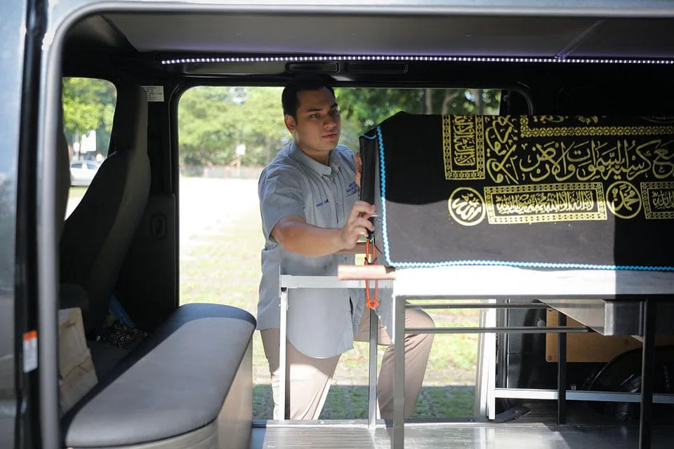 URUS JENAZAH: Pelakon Asraf Amin bekerja di syarikat pengurusan jenazah Nuruddin sejak enam bulan lalu. - Foto-foto BM oleh ONG WEE JIN