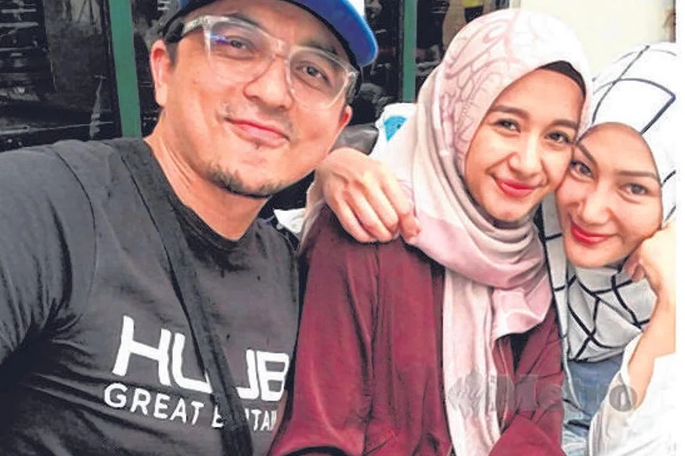 SEMASA MASIH BAHAGIA: Erra Fazira (kanan) punya hubungan yang rapat dengan bekas suaminya Engku Emran Engku Zainal Abidin (kiri) dan isterinya, Laudya Cynthia Bella (tengah). - Foto HARIAN METRO