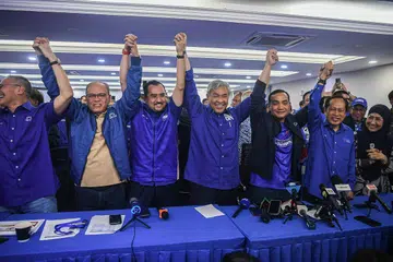 JOHOR BAHRU, 11 Julai --  Timbalan Perdana Menteri merangkap Presiden Barisan Nasional, Datuk Seri Dr Ahmad Zahid Hamidi (tengah) mengangkat tangan bersama calon yang juga penyandang kerusi Dewan Undangan Negeri (DUN) Machap, Datuk Onn Hafiz Ghazi (tiga, kanan), selepas sidang media keputusan tidak rasmi Pilihan Raya Negeri (PRN) Johor ke-16 di Bangunan Perhubungan UMNO Negeri Johor hari ini. Turut hadir Setiausaha Agung UMNO Datuk Dr Asyraf Wajdi Dusuki (tiga, kiri).