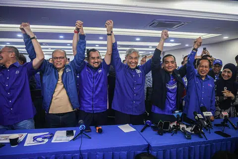 JOHOR BAHRU, 11 Julai --  Timbalan Perdana Menteri merangkap Presiden Barisan Nasional, Datuk Seri Dr Ahmad Zahid Hamidi (tengah) mengangkat tangan bersama calon yang juga penyandang kerusi Dewan Undangan Negeri (DUN) Machap, Datuk Onn Hafiz Ghazi (tiga, kanan), selepas sidang media keputusan tidak rasmi Pilihan Raya Negeri (PRN) Johor ke-16 di Bangunan Perhubungan UMNO Negeri Johor hari ini. Turut hadir Setiausaha Agung UMNO Datuk Dr Asyraf Wajdi Dusuki (tiga, kiri).