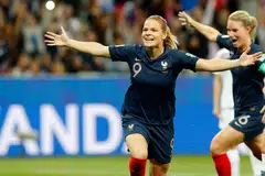 KEMENANGAN PENTING: Le Sommer berlari meraikan gol kemenangan Perancis menerusi tendangan penalti ketika mereka menewaskan Norway 2-1 kelmarin. - Foto EPA-EFE