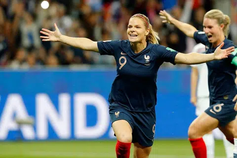 KEMENANGAN PENTING: Le Sommer berlari meraikan gol kemenangan Perancis menerusi tendangan penalti ketika mereka menewaskan Norway 2-1 kelmarin. - Foto EPA-EFE