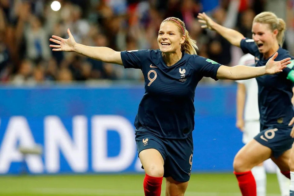 KEMENANGAN PENTING: Le Sommer berlari meraikan gol kemenangan Perancis menerusi tendangan penalti ketika mereka menewaskan Norway 2-1 kelmarin. - Foto EPA-EFE