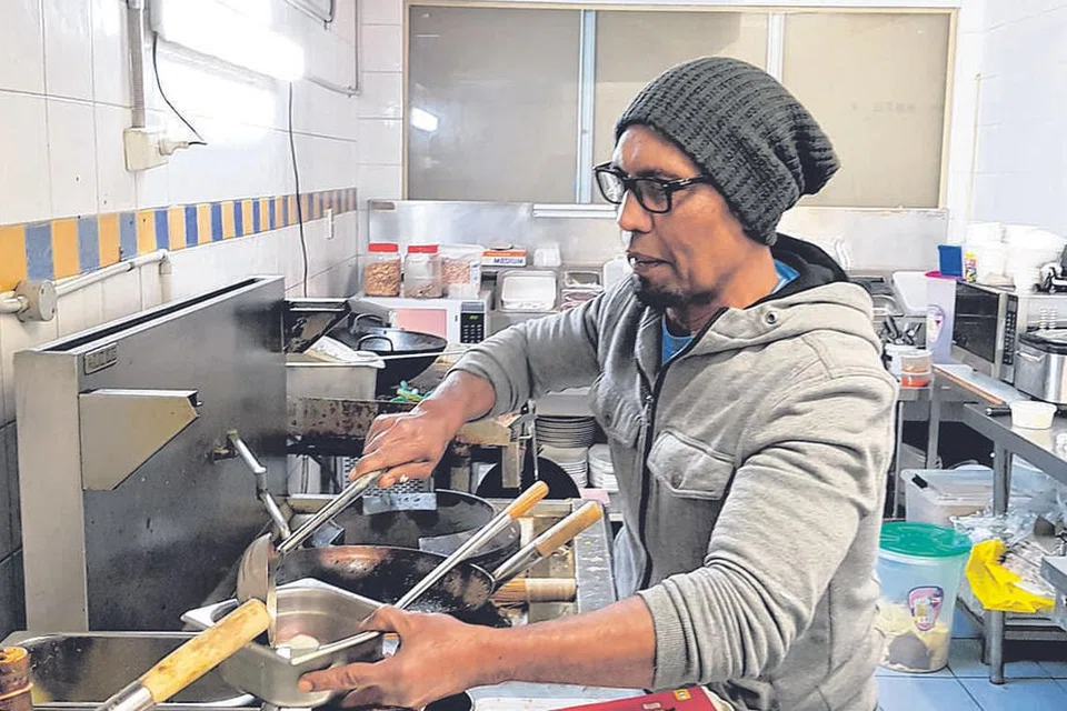 MAHIR MASAK: Lut merupakan cef utama di restorannya restoran Aroma Selera dan pernah dilantik sebagai ketua cef selama lima tahun di sebuah hotel terkemuka di Perth. 