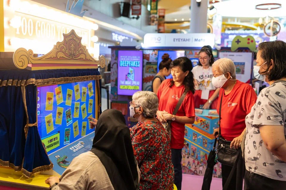 Eyeyah! dan Meta bekerjasama menggunakan wadah kreatif untuk membantu masyarakat termasuk warga emas untuk mengenal pasti bentuk penipuan. Gambar papar acara Digital for Life 2024 di VivoCity, pada 9 hingga 10 November 2024. 