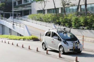 Sebuah kenderaan elektrik pandu sendiri yang sedang diuji di jalan raya di University Town, Universiti Nasional Singapura (NUS).