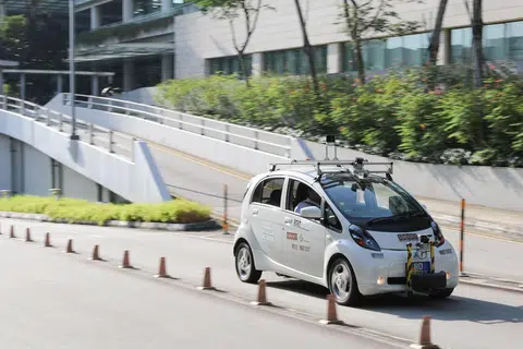Sebuah kenderaan elektrik pandu sendiri yang sedang diuji di jalan raya di University Town, Universiti Nasional Singapura (NUS).