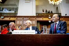 Wakil Tetap Negara Palestin ke Pertubuhan Antarabangsa di Belanda, Encik Ammar Hijazi (kanan), menghadiri perbicaraan awam di Mahkamah Keadilan Antarabangsa (ICJ)  berhubung tanggungjawab undang-undang Israel terhadap penyaluran bantuan kemanusiaan ke Gaza.