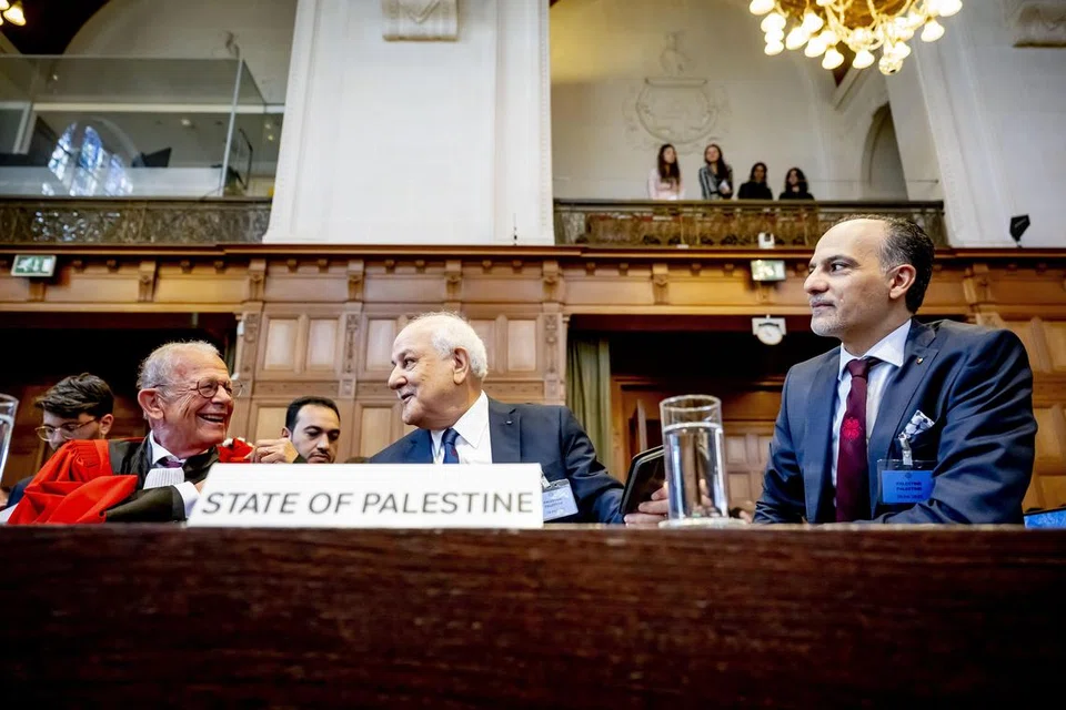 Wakil Tetap Negara Palestin ke Pertubuhan Antarabangsa di Belanda, Encik Ammar Hijazi (kanan), menghadiri perbicaraan awam di Mahkamah Keadilan Antarabangsa (ICJ)  berhubung tanggungjawab undang-undang Israel terhadap penyaluran bantuan kemanusiaan ke Gaza.
