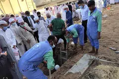 SELAMAT DIKEBUMIKAN : Jenazah Ustaz Jalaluddin selamat dikebumikan di perkuburan Al Ma'la di tanah suci Makkah pada kelmarin. - Foto ABDUL RAHIM RAMLEE