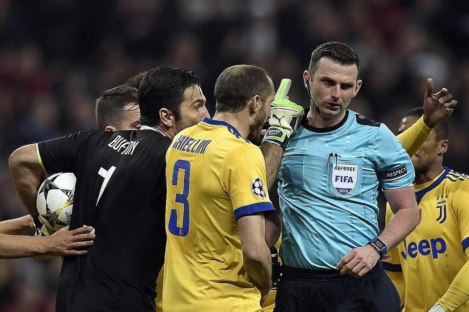 LEPASKAN MARAH: Penjaga gawang Juventus, Gianluigi Buffon (kiri), menghamburkan kata-kata pedas ke atas pengadil dari England, Michael Oliver, sebelum dilayangkan kad merah. - Foto AFP 