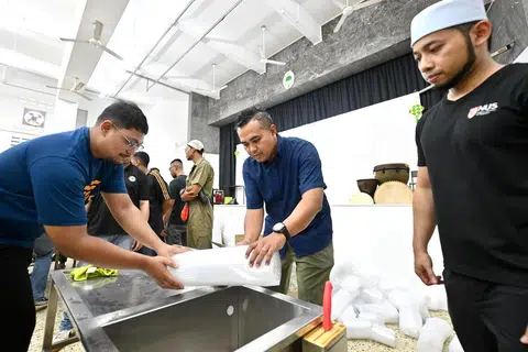 Ustaz Tamliikhaa Khamsani (kanan) antara pelatih di sesi latihan penyembelihan haiwan korban anjuran Aliyah Rizq Holdings, di Rumah Peralihan Pertapis pada 16 Mei. Anggota Parlimen (AP) GRC Pasir Ris-Changi, Encik Sharael Taha (dua dari kanan), merupakan antara sukarelawan yang mengikuti latihan itu.