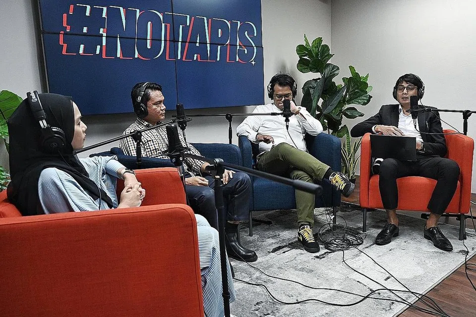 MENGAPA WASIAT PENTING: Ini merupakan antara isu yang dibincangkan dalam podcast #NoTapis yang dihoskan (dari kiri) Shahida Sarhid bersama Encik Wan Yusuf Abdullah, Ustaz Khairani Basiran dan Encik Ezra Bunyamin. - Foto BH oleh KHALID BABA