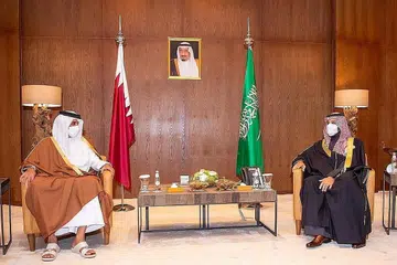 KEMBALI TERJALIN: Putera Arab Saudi, Putera Mohammed bin Salman (kanan), mengadakan pertemuan dengan Amir Qatar, Sheikh Tamim bin Hamad al-Thani, semasa Sidang Puncak ke-41 GCC di Al-Ula, Arab Saudi. - Foto REUTERS 
