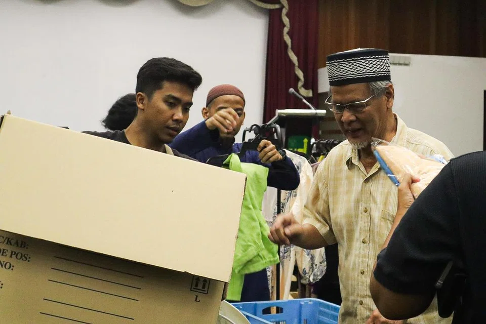 Lebih 3,000 baju Hari Raya termasuk untuk lelaki, wanita dan kanak-kanak telah diagihkan semasa acara tersebut. 